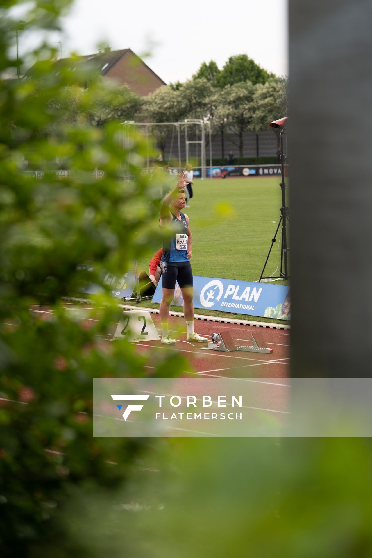 Nico Beckers (LAV Bayer Uerdingen/Dormagen) vor dem 400m Start am 07.05.2022 beim Stadtwerke Ratingen Mehrkampf-Meeting 2022 in Ratingen